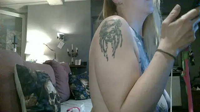 Snapshot of Astrid-Gilbert chatting on December 14, 5:07 pm Astrid-Gilbert online show from December 14, 5:07 pm