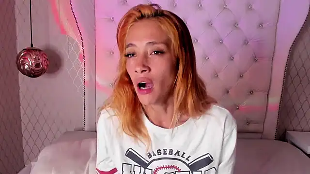 Snapshot of zoe_taylorr1 chatting on February 21, 5:13 am zoe taylorr1 online show from February 21, 5:13 am