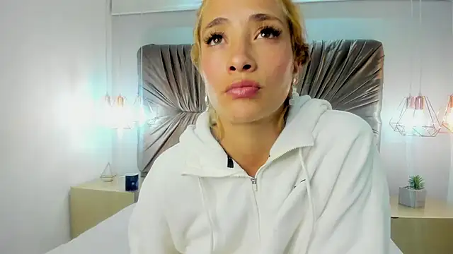 Snapshot of zoe_taylorr1 chatting on February 26, 8:15 am zoe taylorr1 online show from February 26, 8:15 am