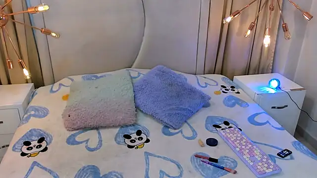 zoe taylorr1 online show from December 2, 11:37 am