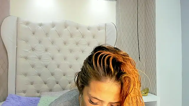 zoe taylorr1 online show from February 4, 11:27 am