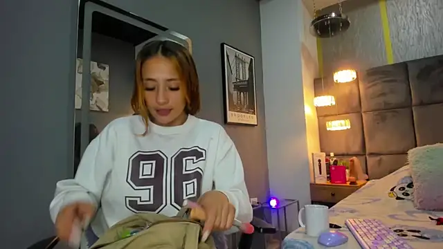 zoe taylorr1 online show from February 7, 11:36 am