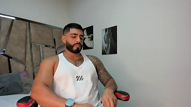 LeandroRusso online show from February 6, 7:51 pm