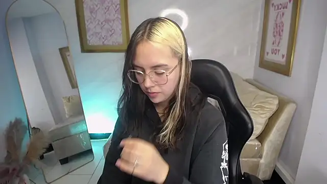 Hela v online show from September 20, 1:12 pm