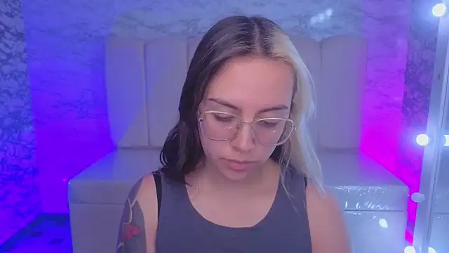 Hela v online show from November 17, 8:14 pm