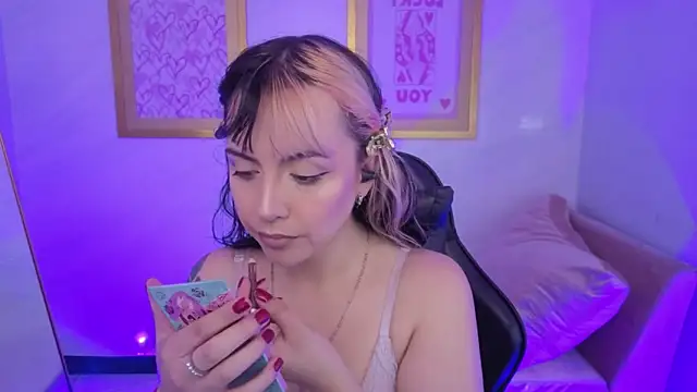 Hela v online show from February 5, 8:02 pm