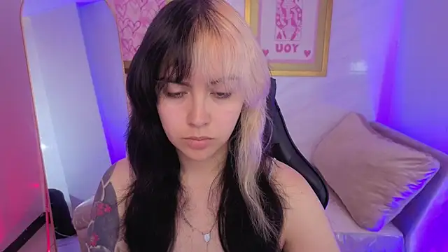 Snapshot of Hela_v chatting on February 11, 8:03 pm Hela v online show from February 11, 8:03 pm