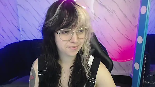 Snapshot of Hela_v chatting on February 21, 1:12 pm Hela v online show from February 21, 1:12 pm