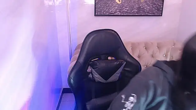 Snapshot of Hela_v chatting on March 3, 12:55 pm Hela v online show from March 3, 12:55 pm