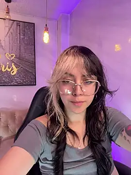 Snapshot of Hela_v chatting on March 5, 1:29 pm Hela v online show from March 5, 1:29 pm