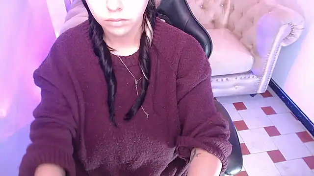 Snapshot of Hela_v chatting on March 6, 1:07 pm Hela v online show from March 6, 1:07 pm