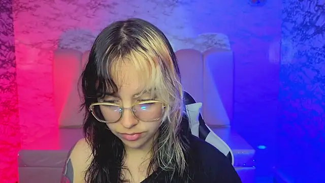 Snapshot of Hela_v chatting on March 21, 1:05 pm Hela v online show from March 21, 1:05 pm