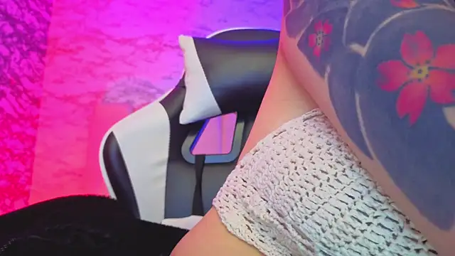 Snapshot of Hela_v chatting on March 22, 1:03 pm Hela v online show from March 22, 1:03 pm