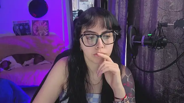 Snapshot of Hela_v chatting on July 17, 1:51 pm Hela v online show from July 17, 1:51 pm