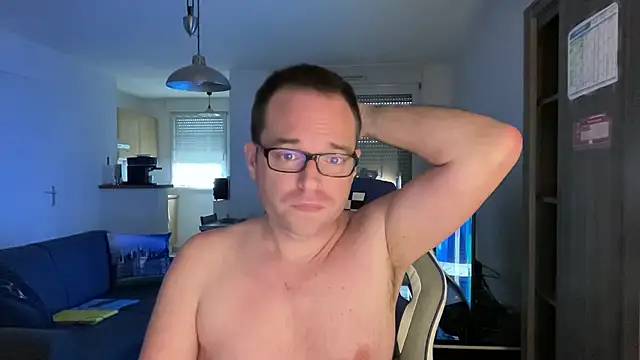 Snapshot of Funnyjul31 chatting on March 15, 1:40 pm Funnyjul31 online show from March 15, 1:40 pm