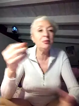 Snapshot of divinaerotica chatting on April 3, 6:28 pm divinaerotica online show from April 3, 6:28 pm