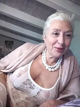 Snapshot of divinaerotica chatting on April 13, 4:23 pm divinaerotica online show from April 13, 4:23 pm