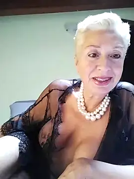 Snapshot of divinaerotica chatting on June 10, 11:42 am divinaerotica online show from June 10, 11:42 am