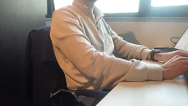 Snapshot of bullyboyy chatting on December 15, 9:46 am bullyboyy online show from December 15, 9:46 am