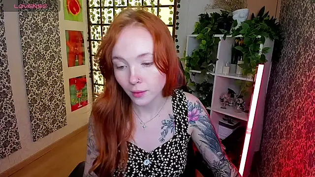 Snapshot of Maya_Light chatting on October 6, 1:58 am Maya Light online show from October 6, 1:58 am