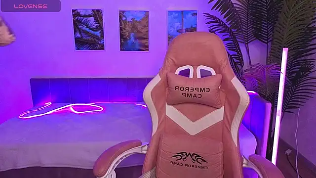 Snapshot of Maya_Light chatting on October 18, 8:04 am Maya Light online show from October 18, 8:04 am