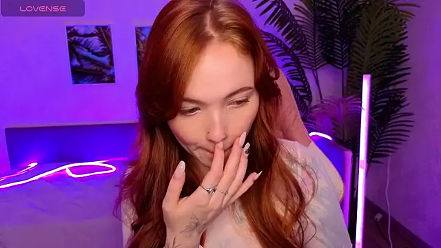 Snapshot of Maya_Light chatting on October 19, 2:12 am Maya Light online show from October 19, 2:12 am