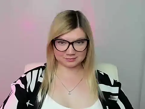 Snapshot of Lola_moree chatting on September 21, 11:34 am Lola moree online show from September 21, 11:34 am