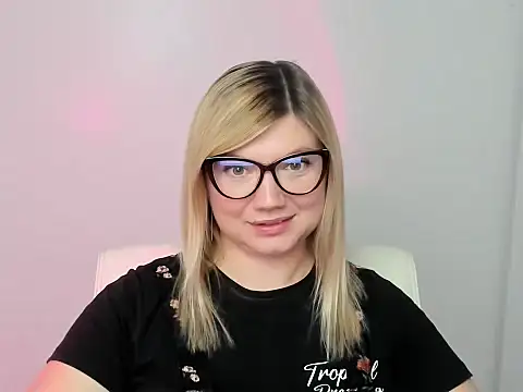 Snapshot of Lola_moree chatting on September 22, 11:56 am Lola moree online show from September 22, 11:56 am