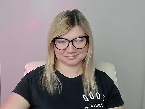 Snapshot of Lola_moree chatting on October 3, 11:51 am Lola moree online show from October 3, 11:51 am