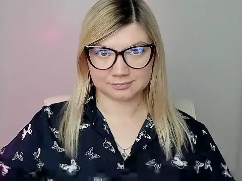 Snapshot of Lola_moree chatting on October 8, 6:05 pm Lola moree online show from October 8, 6:05 pm