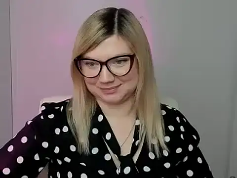 Snapshot of Lola_moree chatting on October 10, 5:45 pm Lola moree online show from October 10, 5:45 pm