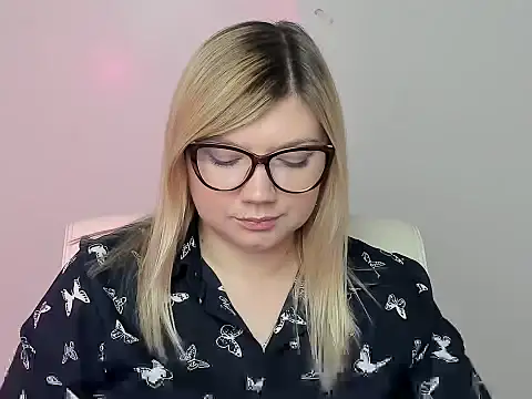 Snapshot of Lola_moree chatting on October 12, 12:26 pm Lola moree online show from October 12, 12:26 pm