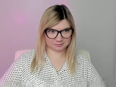 Snapshot of Lola_moree chatting on October 13, 11:43 am Lola moree online show from October 13, 11:43 am