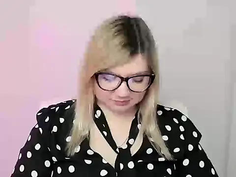 Snapshot of Lola_moree chatting on October 15, 12:05 pm Lola moree online show from October 15, 12:05 pm