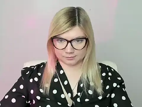 Snapshot of Lola_moree chatting on October 27, 12:42 pm Lola moree online show from October 27, 12:42 pm