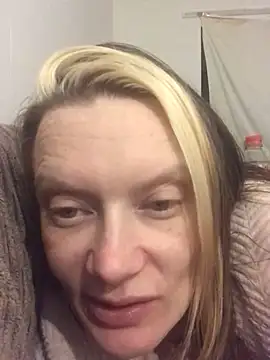 Snapshot of blondey206 chatting on February 1, 7:44 pm blondey206 online show from February 1, 7:44 pm