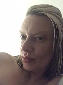 Snapshot of blondey206 chatting on February 12, 6:40 pm blondey206 online show from February 12, 6:40 pm