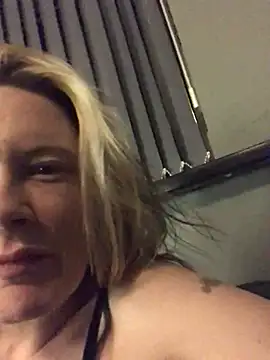 Snapshot of blondey206 chatting on March 5, 11:05 pm blondey206 online show from March 5, 11:05 pm