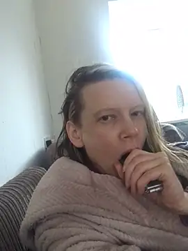 Snapshot of blondey206 chatting on March 11, 6:43 am blondey206 online show from March 11, 6:43 am