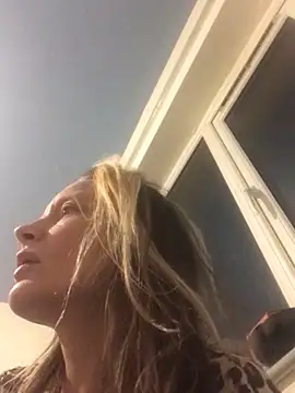 Snapshot of blondey206 chatting on March 24, 1:54 am blondey206 online show from March 24, 1:54 am