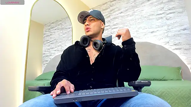 Snapshot of lennox_ray chatting on February 23, 11:44 am lennox ray online show from February 23, 11:44 am