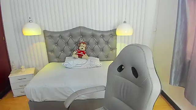 mia vanucci1 online show from September 30, 7:30 pm