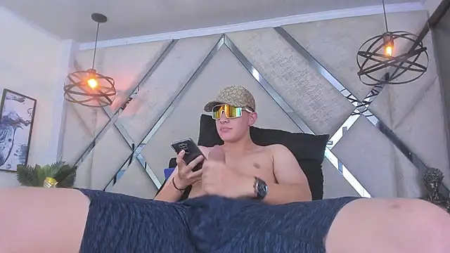 Snapshot of Thomas_May4rs chatting on February 24, 10:37 am Thomas May4rs online show from February 24, 10:37 am