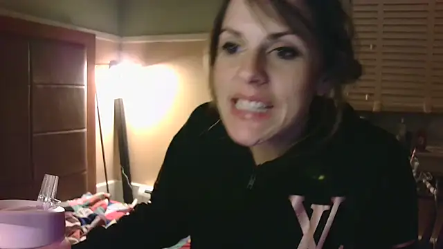Snapshot of RhyleeRaine chatting on February 3, 6:02 am RhyleeRaine online show from February 3, 6:02 am