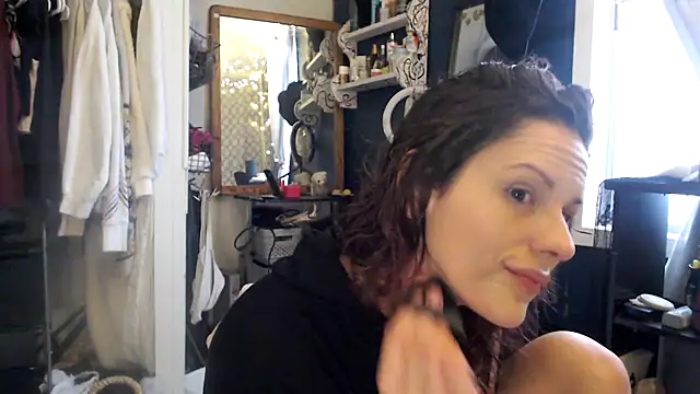 Snapshot of RhyleeRaine chatting on March 17, 6:53 pm RhyleeRaine online show from March 17, 6:53 pm