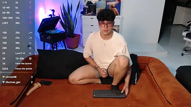 stiven and ale online show from October 8, 1:14 am