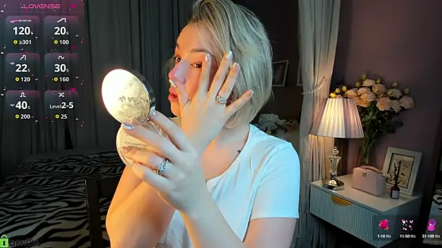 Snapshot of Nikki_Kai chatting on October 13, 1:05 am Nikki Kai online show from October 13, 1:05 am