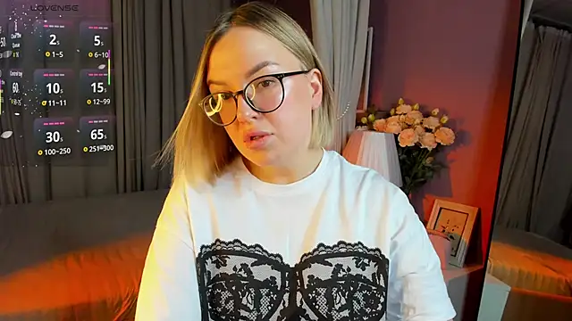 Snapshot of Nikki_Kai chatting on November 22, 1:04 am Nikki Kai online show from November 22, 1:04 am