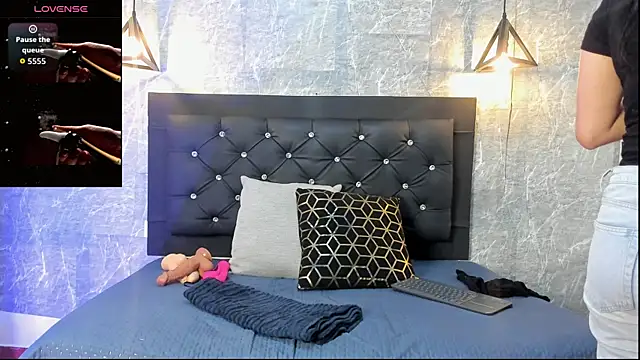 emberhodson online show from November 21, 11:20 am