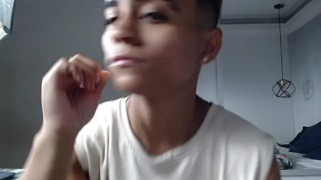 Liiamthompson online show from February 10, 11:36 am